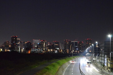 Obraz premium Beautiful night view of Osaka city skyline with illuminated skyscrapers reflecting in the Yodo river, Japan