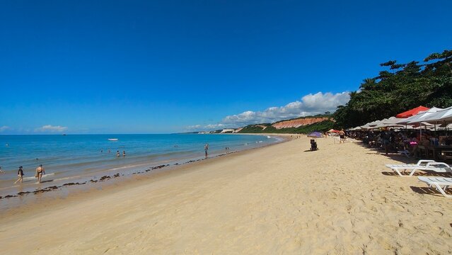 Um dia ensolarado na praia de Pitinga, em Arraial d'ajuda, Porto Seguro, estado da Bahia, Brasil.