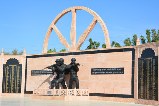 JAISALMER RAJASTHAN INDIA: Bronze statue of soldiers in Jaisalmer War Museum was conceived by Lieutenant General Bobby Mathews, AVSM, VSM, General Officer Commanding