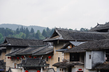 Obraz premium Exquisite close-up of well-preserved Qing Dynasty buildings in Hongkeng Village, Fujian. Classic ancient structure shows southern Fujian traditional style and historical heritage.