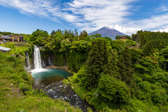 音止の滝と富士山