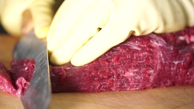 대한민국 한국 전통 음식 한우 생고기 소고기 손질 육사시미 육회 붉은 고기 정육 식재료 도마 칼 고무장갑 위생 조리 과정 맛집 비법 신선한 고급 미식 식문화 로컬 푸드 영양식 단백질 소고기 부위 우둔살 사태 생식 한식 요리 별미 신선식품 고단백 작업 현장 정육점 식당 주방
