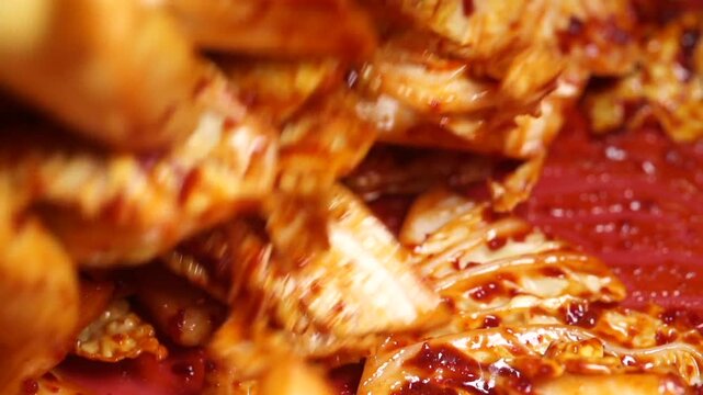 대한민국 한국 전통 음식 김치 배추김치 겉절이 양념 버무리기 조리 과정 고춧가루 매운맛 발효 식품 식재료 손맛 정성 김장철 집밥 반찬 맛집 비법 신선한 채소 배추 고무장갑 위생 주방 식당 로컬 푸드 전통의 맛 빨간 양념 미식 식문화 건강식 유산균 영양식 일상 밥도둑