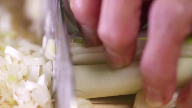 대한민국 한국 음식 식재료 대파 파 썰기 손질 조리 과정 칼 도마 주방 식당 맛집 비법 신선한 채소 야채 양념 준비 향신채 요리 기초 로컬 푸드 건강식 영양 식재료 매운맛 알싸한 풍미 고명 비빔밥 국밥 찌개 재료 일상 집밥 수확 농산물 신선식품 클로즈업 작업 현장