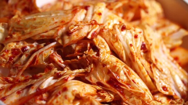 대한민국 한국 전통 음식 김치 배추김치 겉절이 양념 버무리기 조리 과정 고춧가루 매운맛 발효 식품 식재료 손맛 정성 김장철 집밥 반찬 맛집 비법 신선한 채소 배추 고무장갑 위생 주방 식당 로컬 푸드 전통의 맛 빨간 양념 미식 식문화 건강식 유산균 영양식 일상 밥도둑