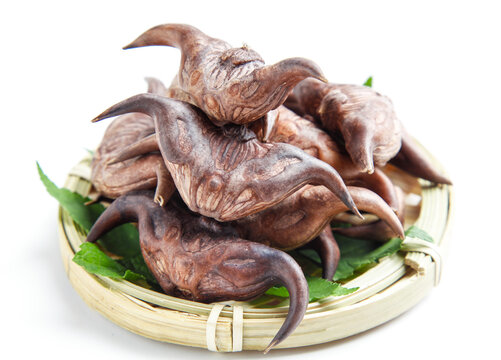 Hubei Water Chestnuts Lingjiao Chinese Specialty Fruit in Bamboo Basket