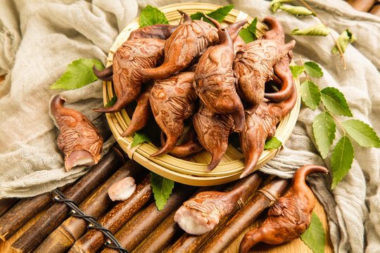 Fresh Hubei Lingjiao Water Chestnuts Wild Rice Specialty Vegetables in Bamboo Basket Traditional Chinese Organic Produce