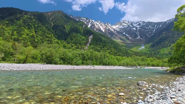 【初夏素材】初夏の上高地・梓川と穂高連峰