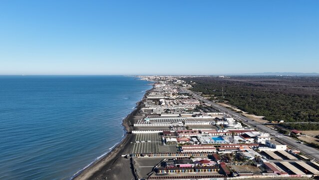 il Lungomare del lido di Ostia, Roma, Italia.
Vista aerea panoramica della costa di Ostia con gli stabilimenti balneari.