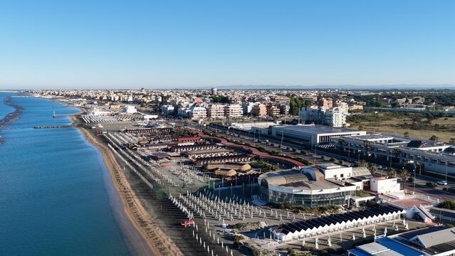 il Lungomare del lido di Ostia, Roma, Italia.
Vista aerea panoramica della costa di Ostia con gli stabilimenti balneari.