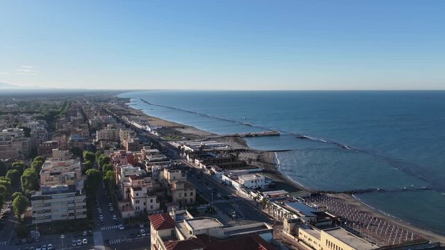 il Lungomare del lido di Ostia, Roma, Italia.
Vista aerea panoramica della costa di Ostia con gli stabilimenti balneari.