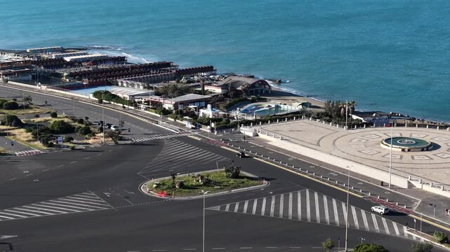 il Lungomare del lido di Ostia, Roma, Italia.
Vista aerea panoramica della costa di Ostia con gli stabilimenti balneari.