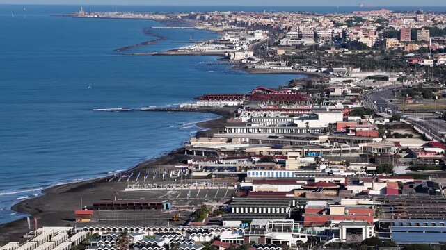 il Lungomare del lido di Ostia, Roma, Italia.
Vista aerea panoramica della costa di Ostia con gli stabilimenti balneari.