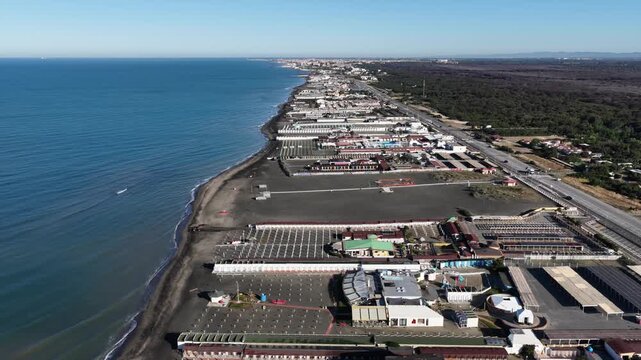 il Lungomare del lido di Ostia, Roma, Italia.
Vista aerea panoramica della costa di Ostia con gli stabilimenti balneari.