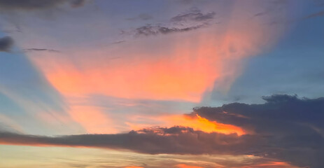 Fototapeta premium Vibrant sunset sky with dramatic crepuscular rays illuminating colorful clouds, creating a breathtaking and serene natural display.