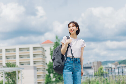 大学のキャンパスを歩く大学生