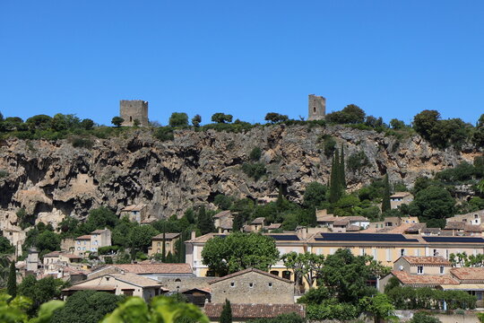 Vue d'ensemble de la ville, ville de Cotignac, d&eacute;partement du Var, France