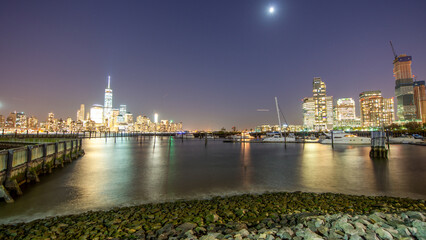 Obraz premium Lower Manhattan Skyline at Sunset, Illuminating the City from Jersey City