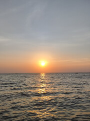 Obraz premium Golden Sunset Over Calm Sea
