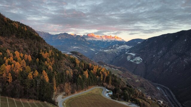 Dolomiti illuminate dal sole al tramonto
