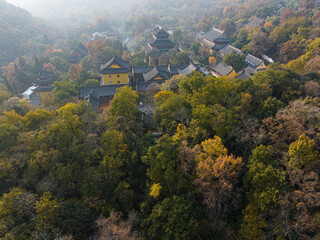 Obraz premium Aerial View of Lingyin Temple in Hangzhou Amid Autumn Forest