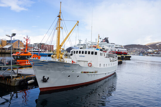 The veteran boat "M&aring;r&oslash;y" was built at the Kaarb&oslash;verkstedet, and delivered to Finnmark Fylkesrederi og Ruteselskap (FFR) in 1959. Here at the quay in Hammerfest