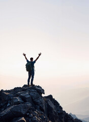 Obraz premium Hiker celebrating success on mountain peak