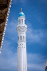 Fototapeta premium SAMARKAND, UZBEKISTAN - MAY 7, 2026: The memorial complex of Imam al-Bukhari, an important Islamic pilgrimage site near Samarkand, featuring traditional Central Asian architecture.