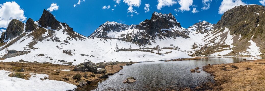 Dal rifugio Migliorero, nel cuore delle Alpi Marittime lo sguardo &egrave; catturato dalle imponenti vette dell&rsquo;Ischiator e del Corborant, che separano la provincia di Cuneo dalla regione francese dell&rsquo;Ubaye