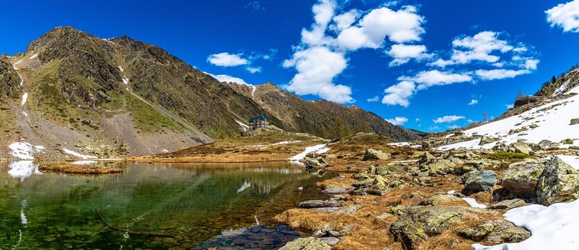 Dal rifugio Migliorero, nel cuore delle Alpi Marittime lo sguardo &egrave; catturato dalle imponenti vette dell&rsquo;Ischiator e del Corborant, che separano la provincia di Cuneo dalla regione francese dell&rsquo;Ubaye