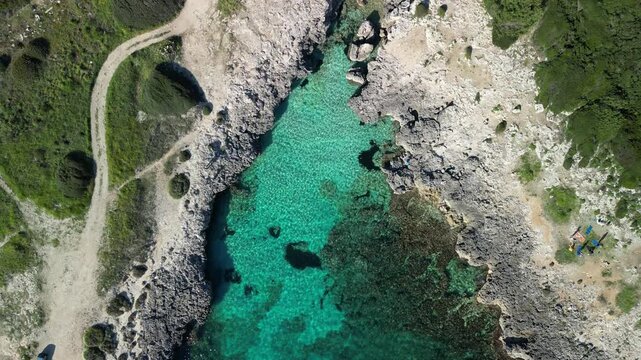 Vista aerea della baia e acque turchesi a Marina di Pulsano, Taranto, Puglia, Italia