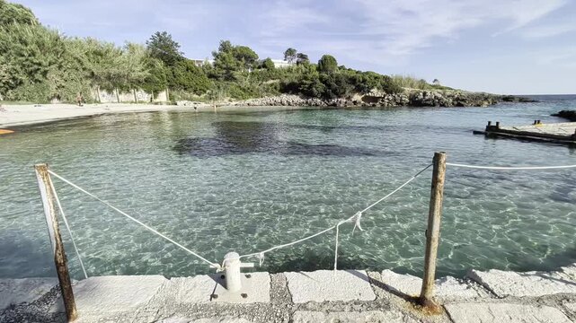 Onde lente e mare cristallino nella baia di Porto Cupo in Puglia - Salento, Taranto, Italia (HDR Video)