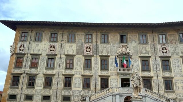 palazzo storico con statua a pisa in italia