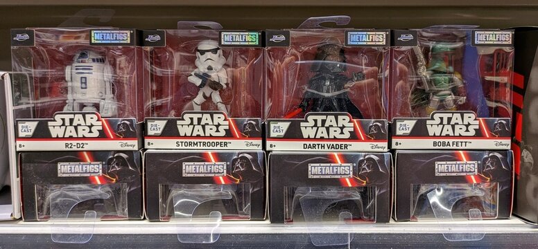 Figuras de acci&oacute;n de Stormtrooper, Darth Vader, Boba Fett y R2-D2 de Star Wars, puestas a la venta en estanter&iacute;a de tienda Toy Planet en Madrid, Espa&ntilde;a, 7 de abril de 2026	