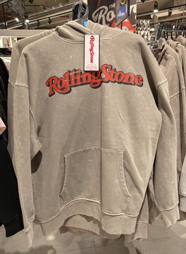 Sudadera con capucha unisex estilo casual, con etiqueta y tipograf&iacute;a The Rolling Stones, en tienda Primark de Madrid, Espa&ntilde;a, 7 de abril de 2026