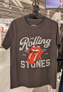 Camiseta de manga corta estilo rockero, con The Rolling Stones en tipograf&iacute;a vintage y el logo de la lengua, en tienda Primark de Madrid, Espa&ntilde;a, 7 de abril de 2026
