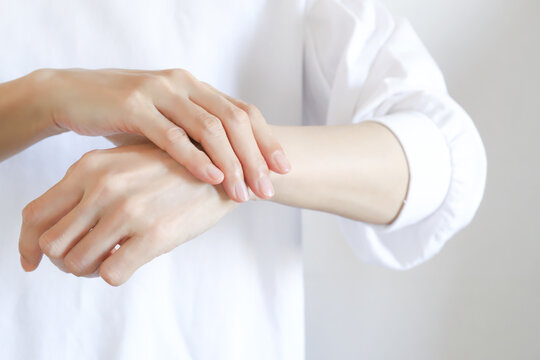 手首の痛みを感じる女性