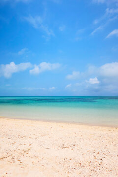 沖縄県竹富島の美しい白い砂浜と透き通るエメラルドグリーンの海　Beautiful white sand beach and crystal clear emerald green ocean in Taketomi Island, Okinawa