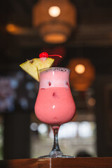 piña colada con cereza, diferente moderna y fresca 