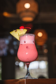 pi&ntilde;a colada con cereza, diferente moderna y fresca 