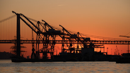 Obraz premium Evening Sunset at Cais do Sodré Lisbon in Spring Season