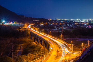 Obraz premium 甲府盆地の夜景と国道の光跡