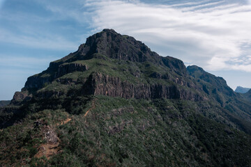 Obraz premium Majestic volcanic mountain ridge under clear sky.