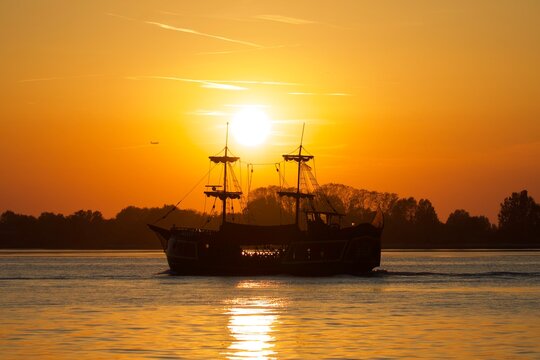 Tramonto con nave pirata