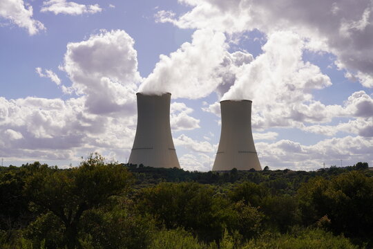 Chimeneas de la central nuclear de trillo , Guadalajara , Espa&ntilde;a