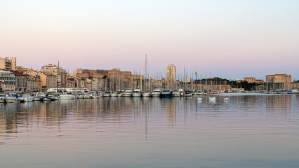 Obraz premium Vue panoramique sur le Vieux-Port de Marseille au lever du jour