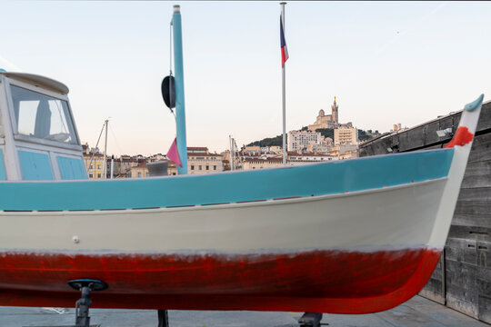 Bateau de p&ecirc;che en maintenance sur un ber dans le Vieux-Port de Marseille 