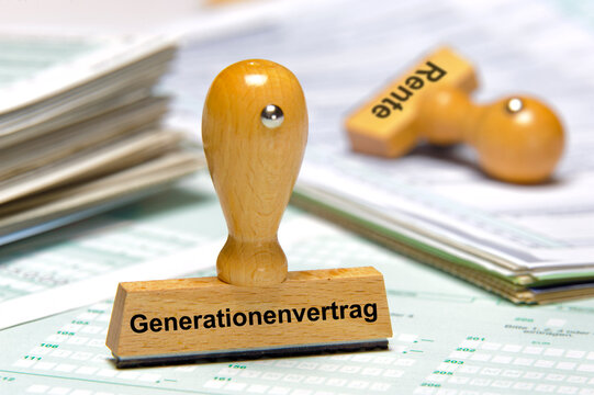 Ein Holzstempel ist beschriftet mit dem Aufdruck: Genertaionenvertrag
