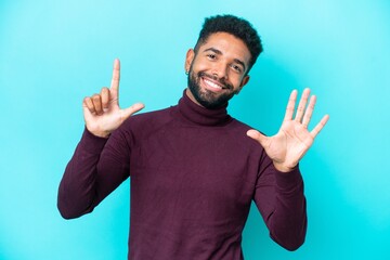 Naklejka premium Young Brazilian man isolated on blue background counting seven with fingers