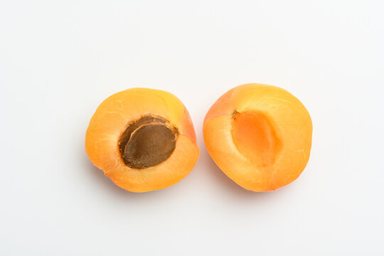 Albaricoques sobre fondo blanco, fruta fresca